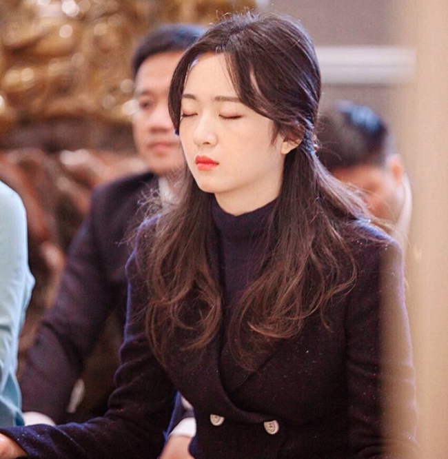 Anh Sa khá kín tiếng nhưng vẫn nhận được nhiều quan tâm, mỗi lần&nbsp;hình ảnh của cô&nbsp;được đăng tải lại &#34;gây bão&#34; mạng xã hội.
