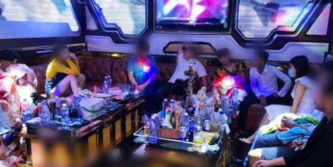 Xử lý 33 “dân bay” sử dụng ma túy trong quán karaoke - 1