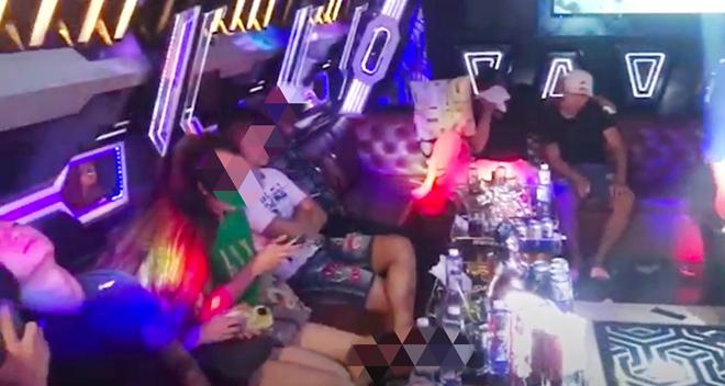 Các nhóm người trong phòng karaoke có biểu hiện sử dụng ma túy