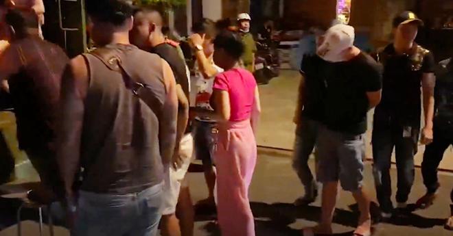 Hơn 100 "dân bay" được đưa về trụ sở