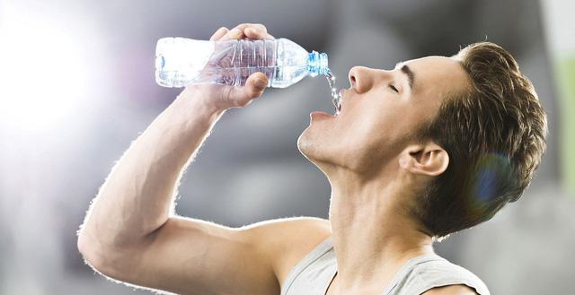 7 kiểu uống nước gây hại khủng khiếp, ai cũng nên tránh - 2