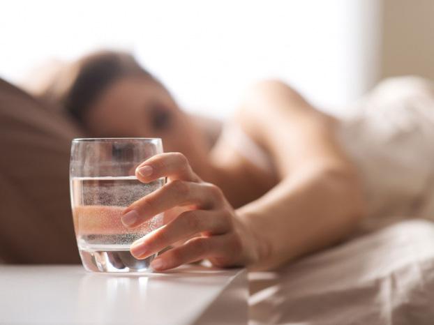 7 kiểu uống nước gây hại khủng khiếp, ai cũng nên tránh - 7
