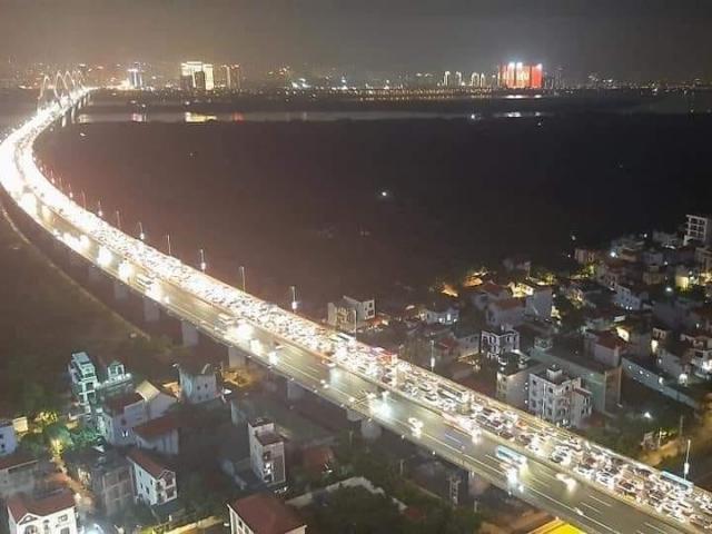 Tin tức trong ngày - 12 ô tô đâm liên hoàn trên cầu Nhật Tân, giao thông ùn tắc kéo dài