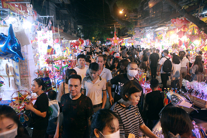Dịp Trung thu hằng năm, phố Hàng Mã (quận Hoàn Kiếm) thu hút lượng lớn người dân đổ về mua sắm, vui chơi, nhất là dịp cuối tuần. Thời gian cao điểm từ 19h đến 21h, chợ Trung thu truyền thống luôn trong tình trạng chật kín người.