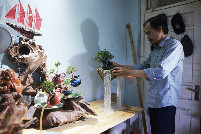 Trong căn phòng nhỏ tại một chung cư mini trên đường Khương&nbsp;Đình (quận Thanh Xuân, Hà Nội) có một mô hình “đảo bay” do anh Đinh Hữu Huỳnh mới hoàn thành trông sống động như thật.