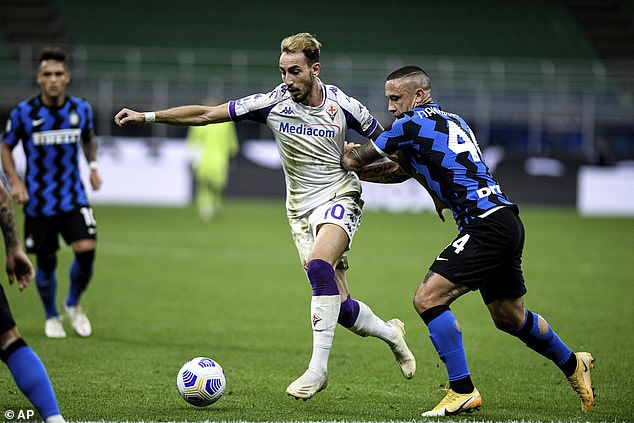 Inter liên tục phải rượt đuổi tỉ số với Fiorentina