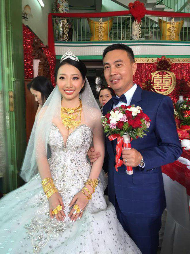 Cô dâu Hậu Giang đeo vàng trĩu cổ có cuộc sống như mơ sau 2 năm lấy chồng Singapore - 1