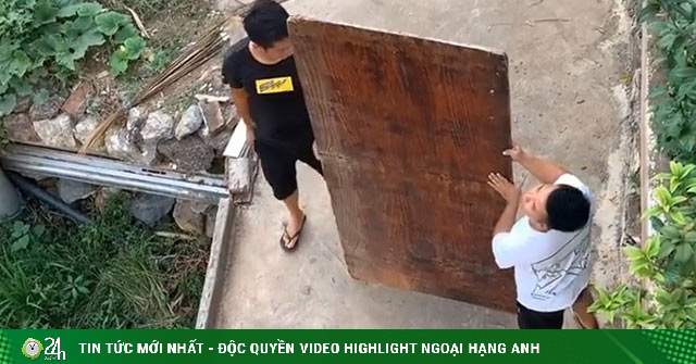 Một pha tấu hài cực mạnh chỉ với một tấm ván