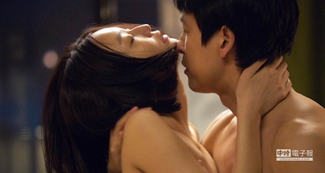 Phim kể về mối tình bị cấm đoán giữa một giáo sự đại học lịch lãm, điển trai đến dạy học ở một vùng quê hẻo lánh. Tại đây, anh đã đắm chìm vào tình yêu đầy ám ảnh với 1 cô gái bí ẩn kém mình 17 tuổi tên là Deok Yi (Esom). Trong phim, cả Jung Woo Sung và Esom đều khỏa thân 100% và có nhiều cảnh sex bạo liệt. Cảnh nóng trong "Scarlet innocence" được cho là không hề thua kém "Sắc giới" của Trung Quốc.
