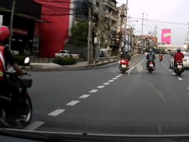 Xe máy - Xe đạp - Pha bốc đầu thể hiện của xe máy và cái kết dập mặt