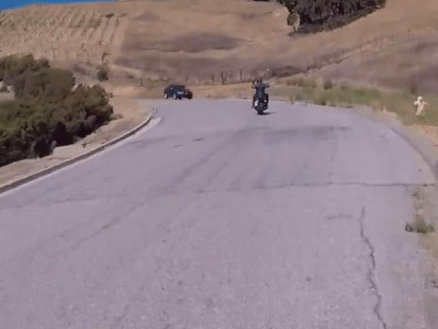 Xe máy - Xe đạp - Ôtô đi ngông, đâm trực diện môtô