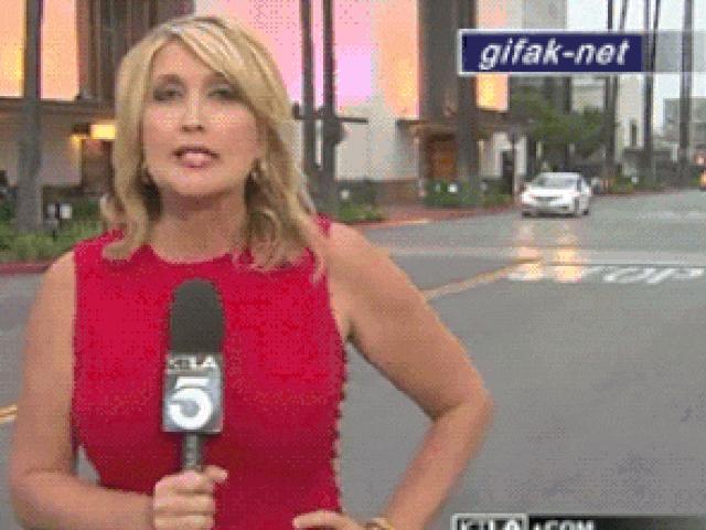 Cười 24H - Phóng viên giật mình với kẻ lầy lội phá đám trên truyền hình