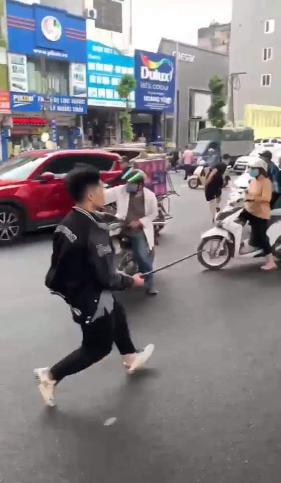 &nbsp;&nbsp;Mỹ Anh cầm gậy ba khúc đuổi đánh anh H. tại hiện trường vụ va chạm giao thông.