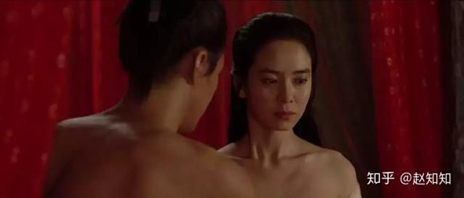 Sau nhiều lần ân ái, Hong Lim và vương hậu có tình cảm với nhau. Câu chuyện bại lộ cũng là lúc bi kịch xảy ra. Trong phim, Song Ji Hyo tự mình đóng cảnh khỏa thân và giường chiếu với Jo In Sung mà không cần đóng thế.
