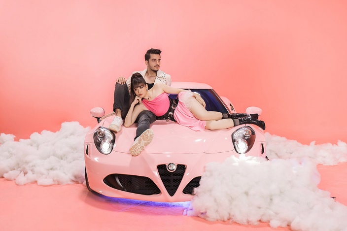 Lý do Trương Quỳnh Anh chơi trội, thay áo cho siêu xe Alfa Romeo 4C độc nhất VN? - 2