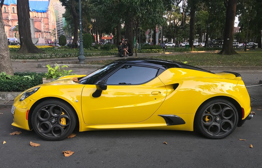 Lý do Trương Quỳnh Anh chơi trội, thay áo cho siêu xe Alfa Romeo 4C độc nhất VN? - 3