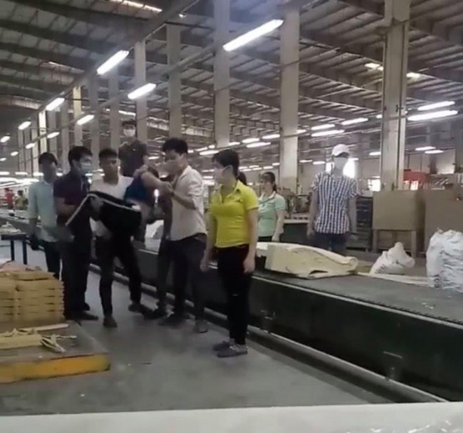 Đồng nghiệp đỡ nữ nạn nhân đưa đi cấp cứu