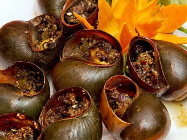 Ẩm thực - Đồng Tháp: Tò mò đặc sản ốc đem treo giàn bếp, tưởng ốc tong teo ai ngờ "cắn ngập răng"