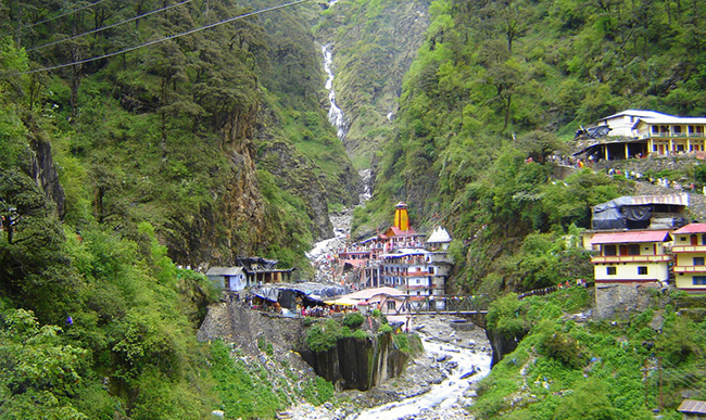 Đền Yamunotri, Uttarakhand: Đền Yamunotri nằm ở độ cao 3293m và đẹp như tranh vẽ. Chỉ có thể tiếp cận khu vực đền thờ bằng cách đi bộ từ Hanuman Chatti (6km) và Janki Chatti (4km). 
