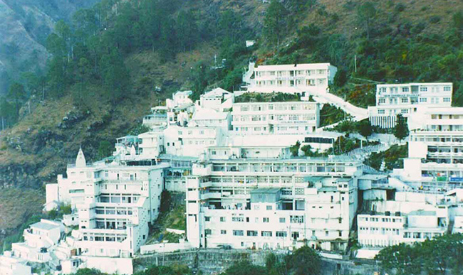 Đền Vaishno Devi, Jammu & Kashmir: Mặc dù gặp nhiều khó khăn để tiếp cận, nhưng đền Vaishno Devi vẫn thu hút một lượng lớn khách du lịch. Ngôi đền Hindu rất được tôn kính này nằm ở độ cao khoảng 1585m. 
