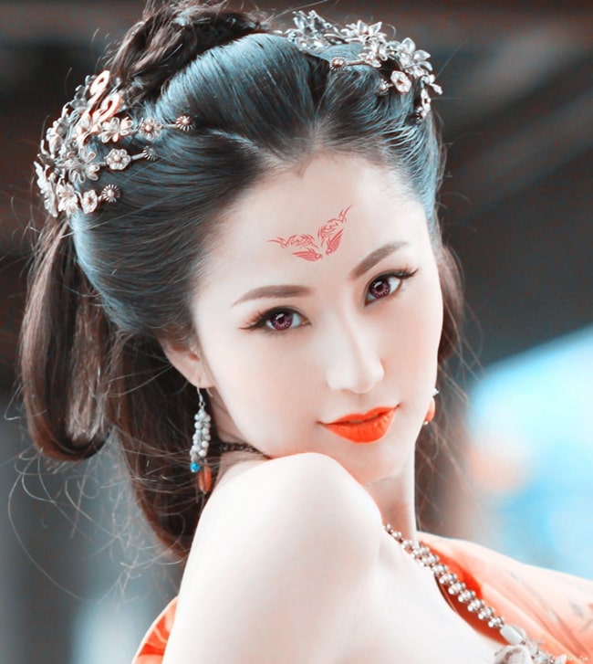 Người đẹp Lam Yến được nhận xét là "mỹ nhân lả lơi nhất Hoa ngữ" bởi vẻ gợi cảm.