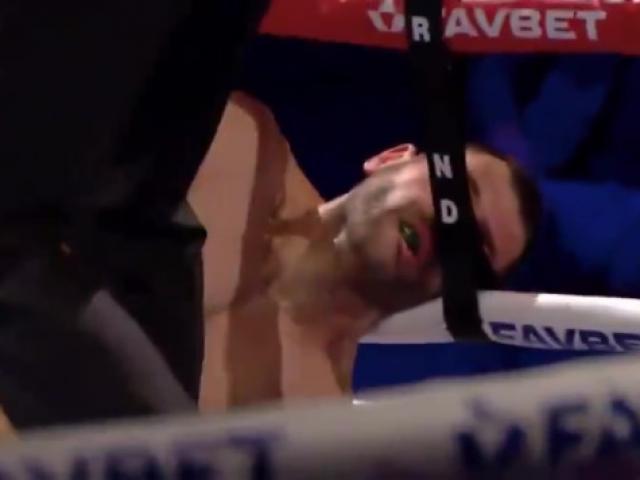 Thể thao - Cú knock-out xôn xao làng võ: Tiễn đối thủ "nằm ngủ" luôn trên dây