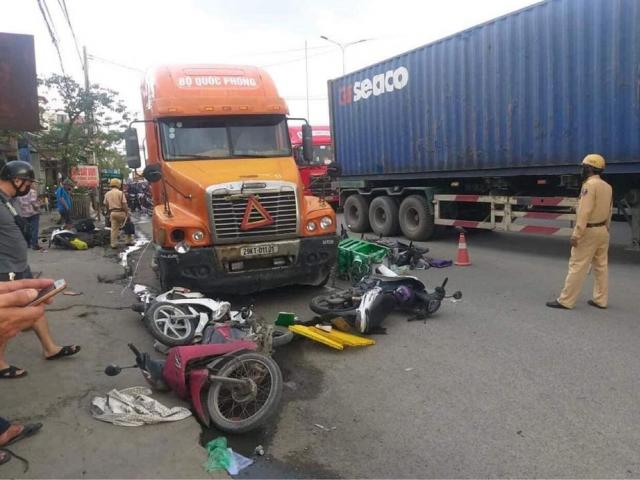 Tin tức trong ngày - Xe container tông hàng loạt xe máy, 6 người bị thương