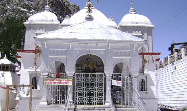 Đền Gangotri, Uttarakhand: Ẩn mình trên cái nôi của dãy Himalaya ở độ cao 3.100m, đền Gangotri là một địa điểm tôn giáo nổi tiếng, hoàn thành mạch du lịch Chota Char Dham của Ấn Độ. 
