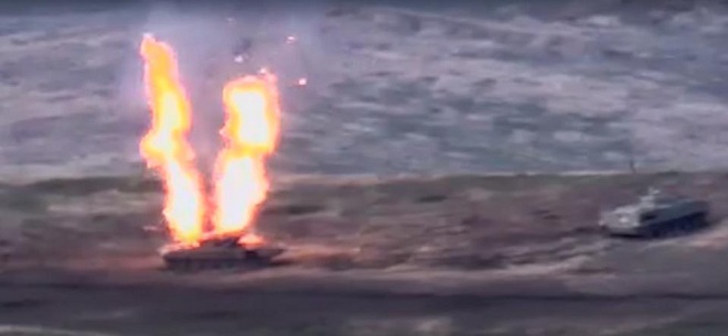Ít nhất một xe tăng Azerbaijan trúng đạn, bốc cháy ngùn ngụt như ngọn đuốc.