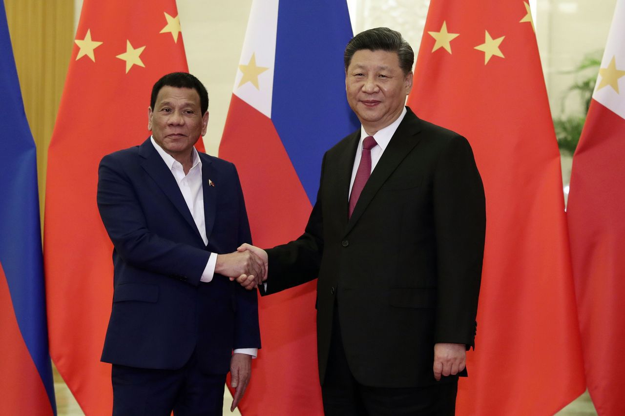 Tổng thống Philippines Rodrigo Duterte và Chủ tịch Trung Quốc Tập Cận Bình trong một cuộc gặp (ảnh: SCMP)