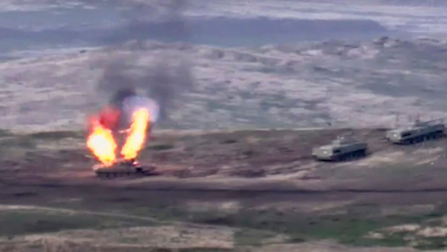 Xe tăng Azerbaijan bốc cháy dữ dội sau khi trúng hỏa lực từ Armenia.