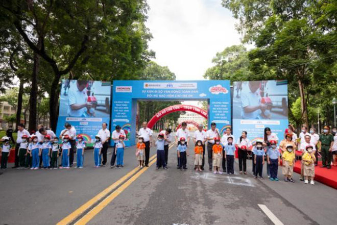 Các vị đại biểu tại chương trình đội mũ cho các em học sinh