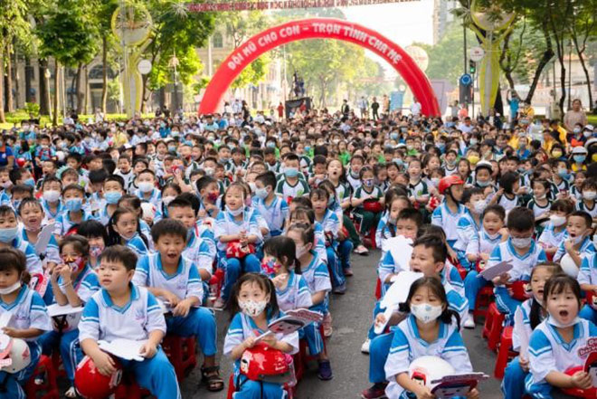 Hơn 3000 học sinh cùng phụ huynh tham gia đi bộ vận động toàn dân "đội mũ bảo hiểm cho trẻ em - 4
