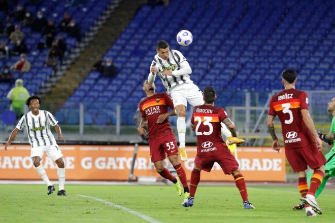 Không tưởng Ronaldo: Lại bật nhảy như "siêu nhân" ghi bàn cứu Juventus - 2