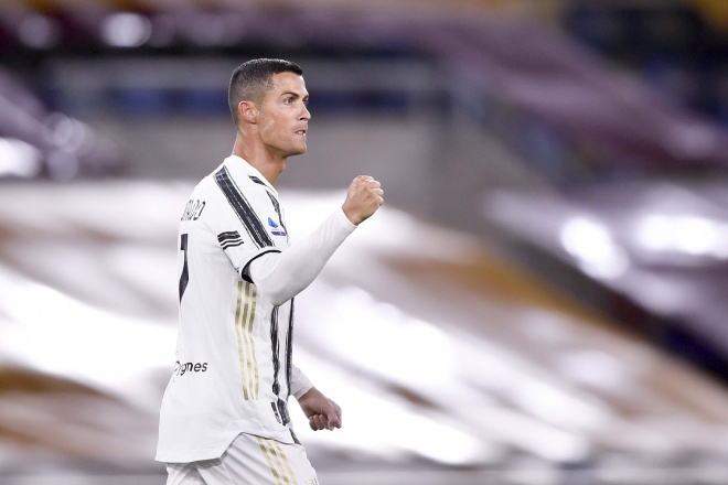 Không tưởng Ronaldo: Lại bật nhảy như "siêu nhân" ghi bàn cứu Juventus - 1