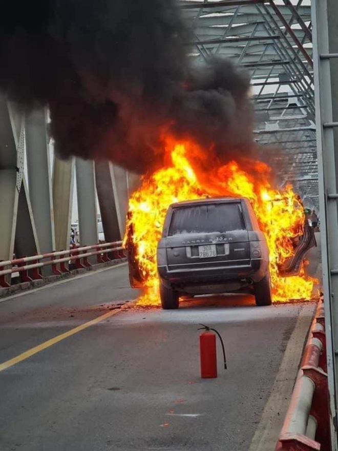 Range Rover cháy trơ khung trên cầu Chương Dương, Hà Nội - 2