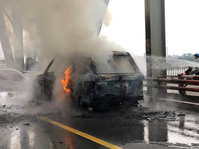 Range Rover cháy trơ khung trên cầu Chương Dương, Hà Nội - 7