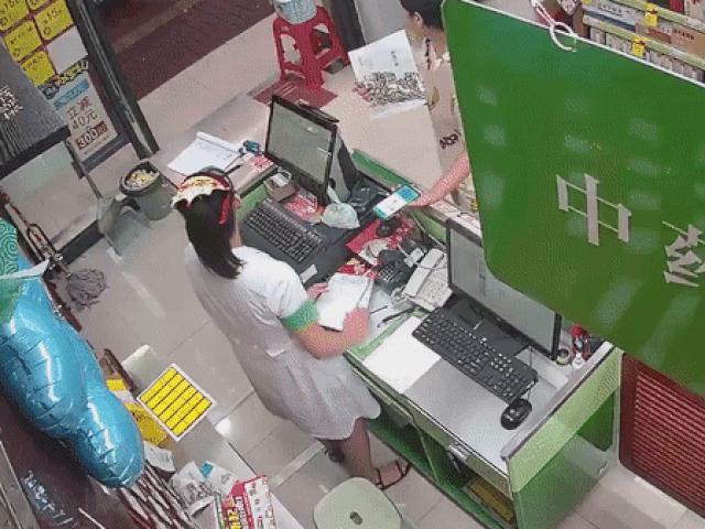 Ô tô - Ôtô lao vào tiệm thuốc khiến nhiều người chạy 'toé khói'