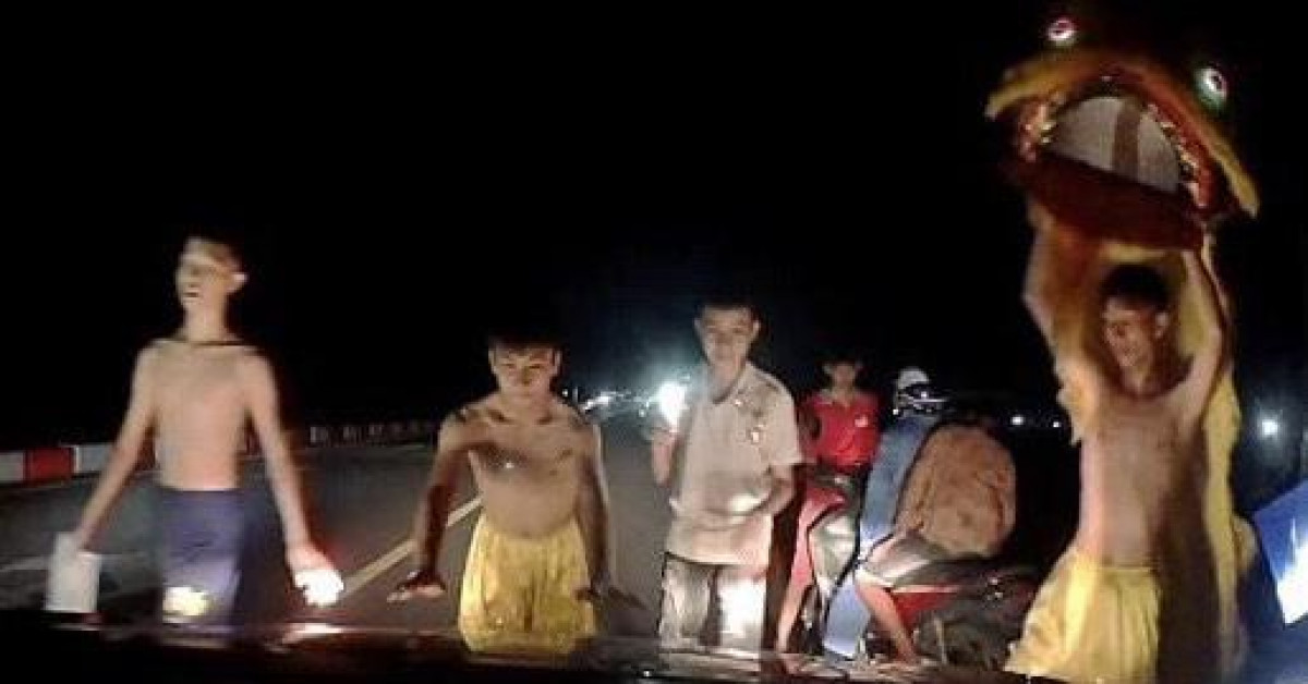 Tin tức trong ngày - Hải Dương: Xác minh, xử lý nhóm múa lân, chặn đầu ô tô để xin tiền trên cầu Mây