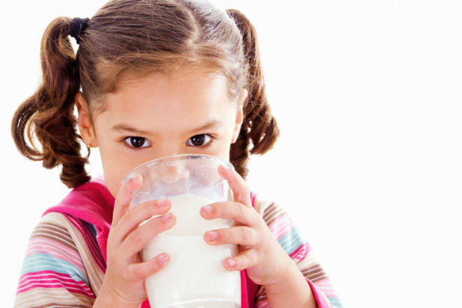 Khi nào trẻ uống sữa tươi, khi nào trẻ uống sữa bột? - 1