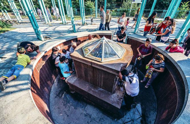 Giếng nước trong nhất Borjomi luôn thu hút rất đông du khách.