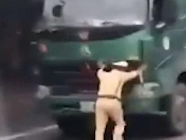 Tin tức trong ngày - Ủi CSGT lùi 40m trên quốc lộ, tài xế xe đầu kéo bị khởi tố