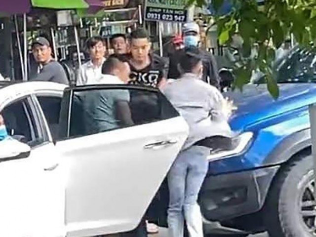 Pháp luật - Bắt nhóm giang hồ "bắt cóc" người đàn ông, đập phá xe ô tô giữa ban ngày