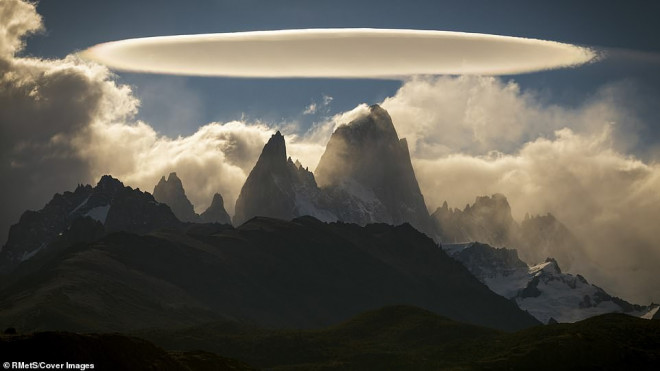 Đám mây trên đỉnh El Chalten ở Argentina do nhiếp ảnh gia Francisco Javier Negroni Rodriguez ghi lại.