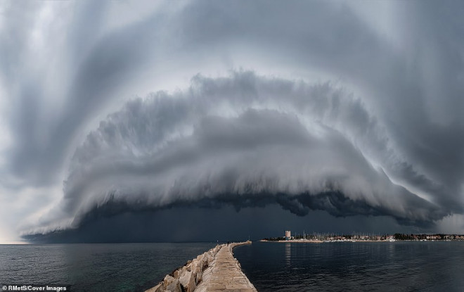 'Đám mây quái vật’ được chụp ở Umag, Croatia do nhiếp ảnh gia Maja Kraljik ghi lại.
