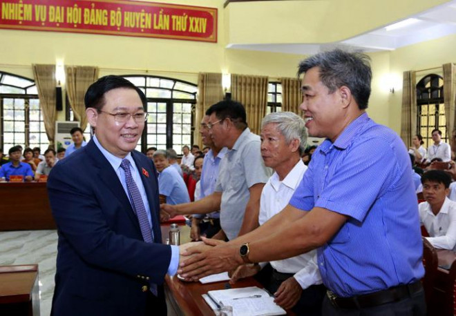 Bí thư Thành ủy Hà Nội Vương Đình Huệ bắt tay các cử tri - Ảnh: Thành Chung