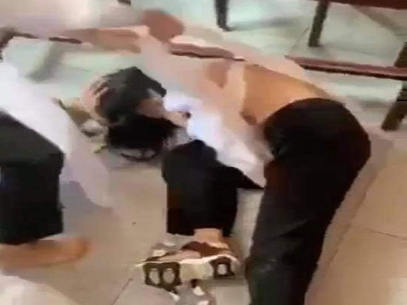 3 nữ sinh đánh, xé áo dài bạn học trong lớp - 1