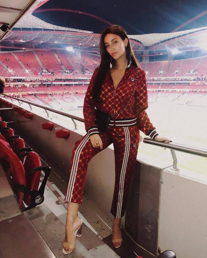&#34;Bom tấn&#34; 62 triệu bảng Man City mê đắm ca sỹ 21 tuổi xinh như mộng - 5