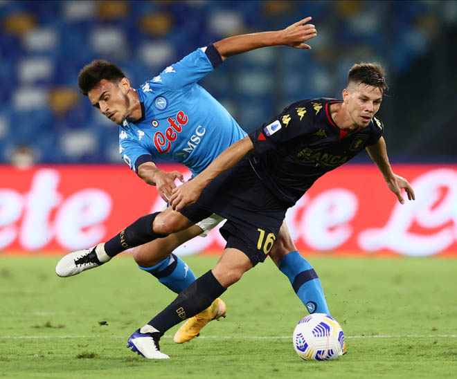 14 thành viên của CLB Genoa (áo đen) nhiễm Covid-19 trước và sau trận đấu với Napoli ở vòng 2 Serie A (thua 0-6)