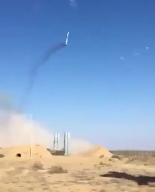 Đạn tên lửa S-400 rơi thẳng xuống bệ phóng.